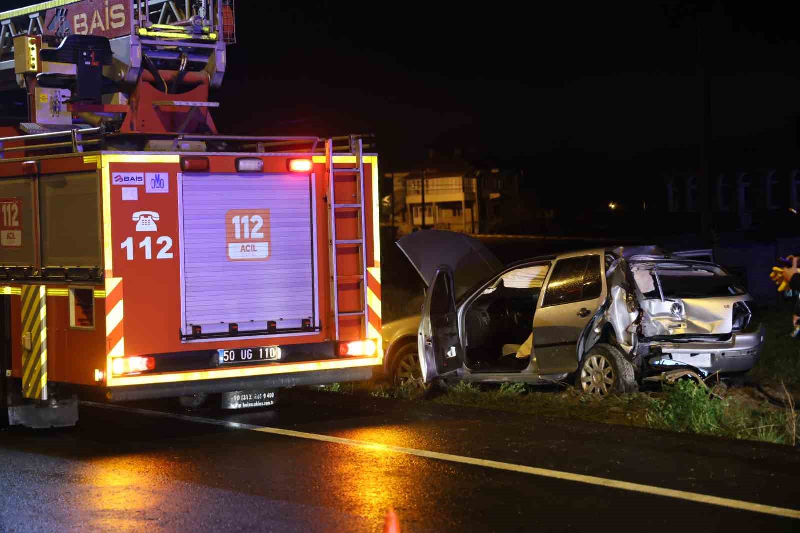 Kazada yaralanan kardeşi ile aynı ambulansa binmek isteyen yaralı ekiplere zor anlar yaşattı
