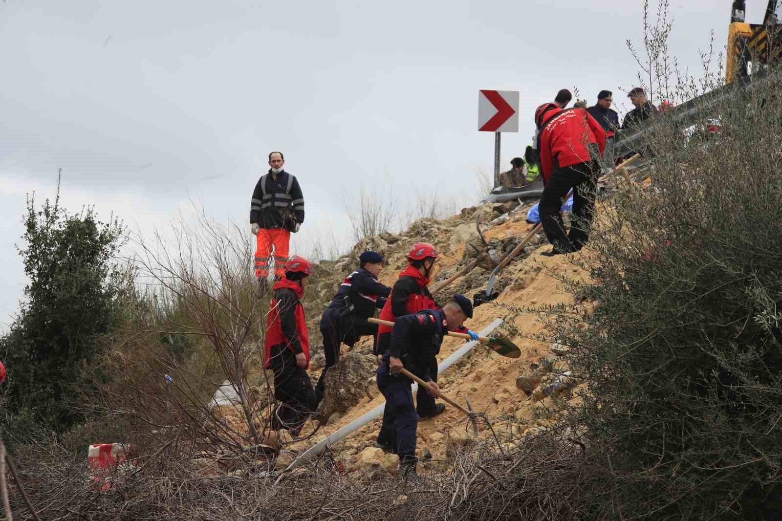 Kazada yaralanan yolcu o anları anlattı: "Önce yan yatıp süründük, sonra bariyer saplandı"
