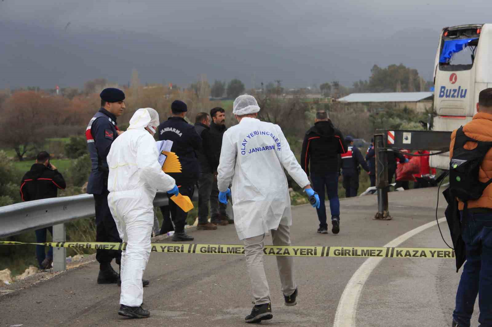 Kazada yaralanan yolcu o anları anlattı: "Önce yan yatıp süründük, sonra bariyer saplandı"

