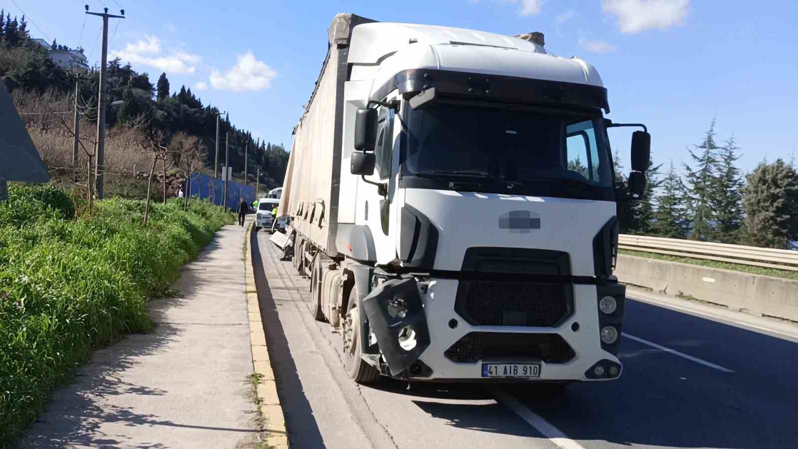 Kazadan kaçarken tırlar çarpıştı, biri makasladı: 1 yaralı
