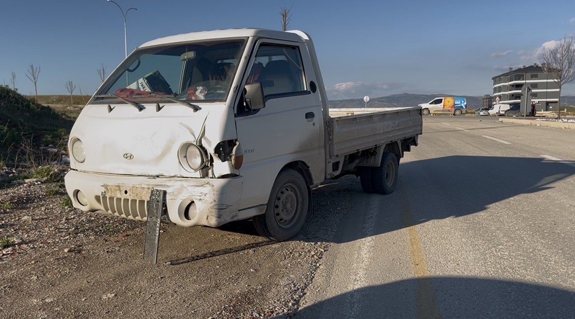 Kazadan sonra ters yöne giren minibüs hafif ticari araçla çarpıştı: 1’i çocuk 4 yaralı

