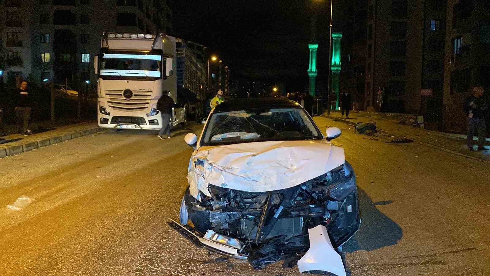 Kazaya karışan otomobil, park halindeki tıra çarptı: 1’ağır 4 yaralı
