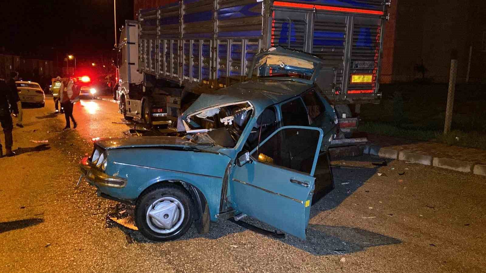 Kazaya karışan otomobil, park halindeki tıra çarptı: 1’ağır 4 yaralı
