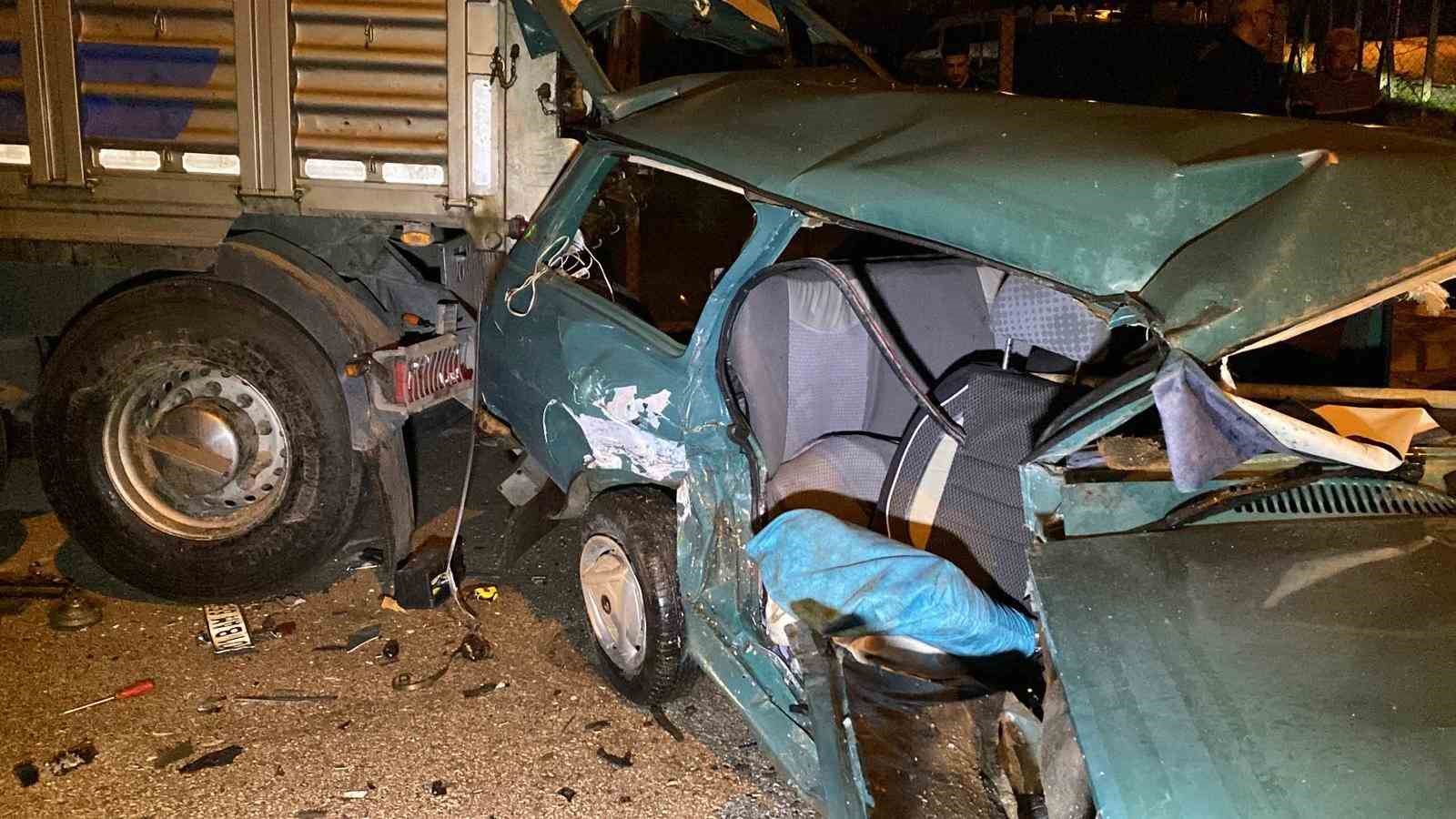 Kazaya karışan otomobil, park halindeki tıra çarptı: 1’ağır 4 yaralı
