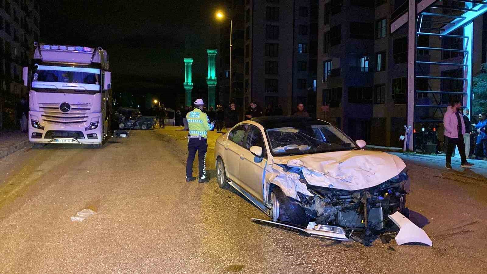 Kazaya karışan otomobil, park halindeki tıra çarptı: 1’ağır 4 yaralı
