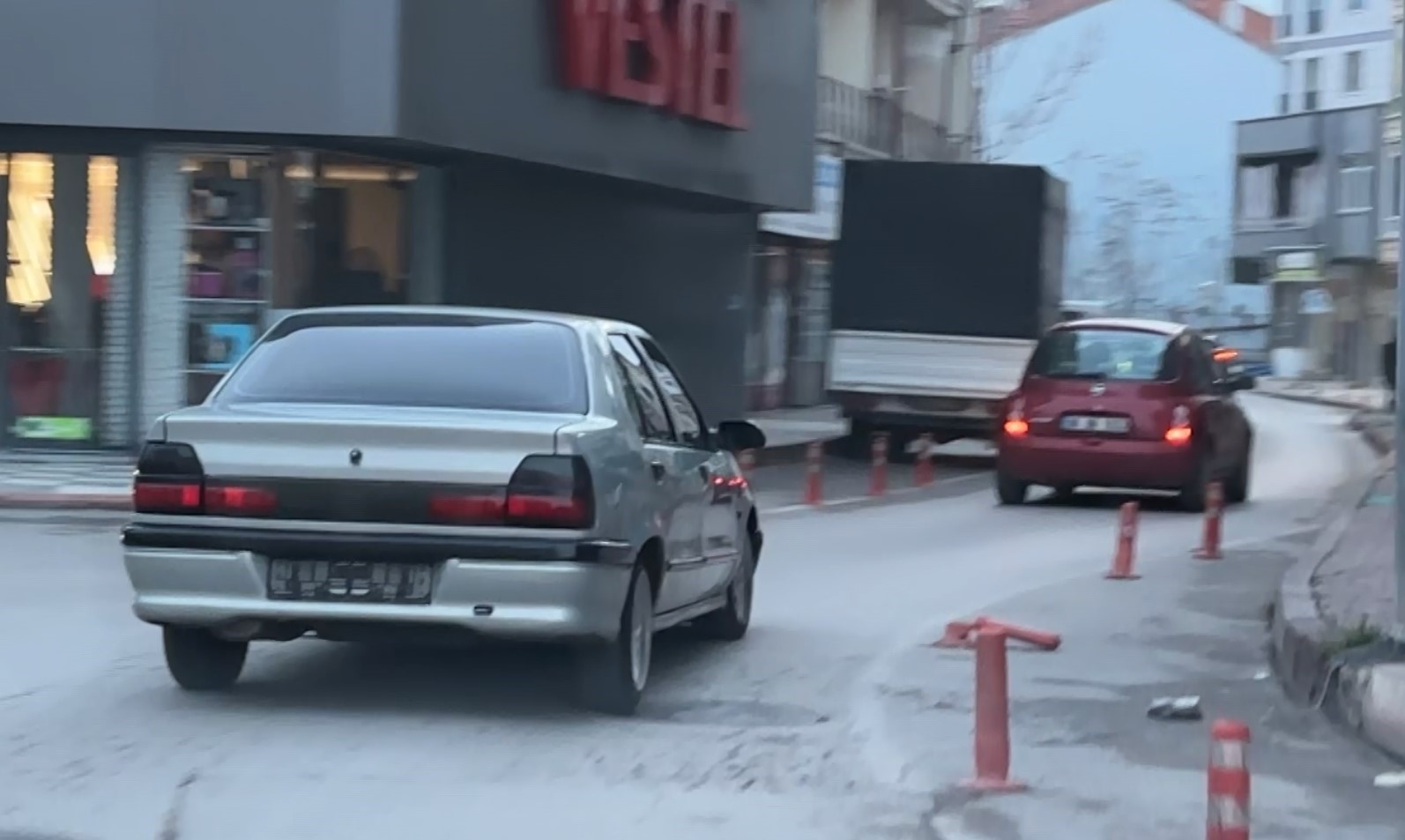 Kazaya yapınca plakaları söküp kaçtı ama polisten kaçamadı
