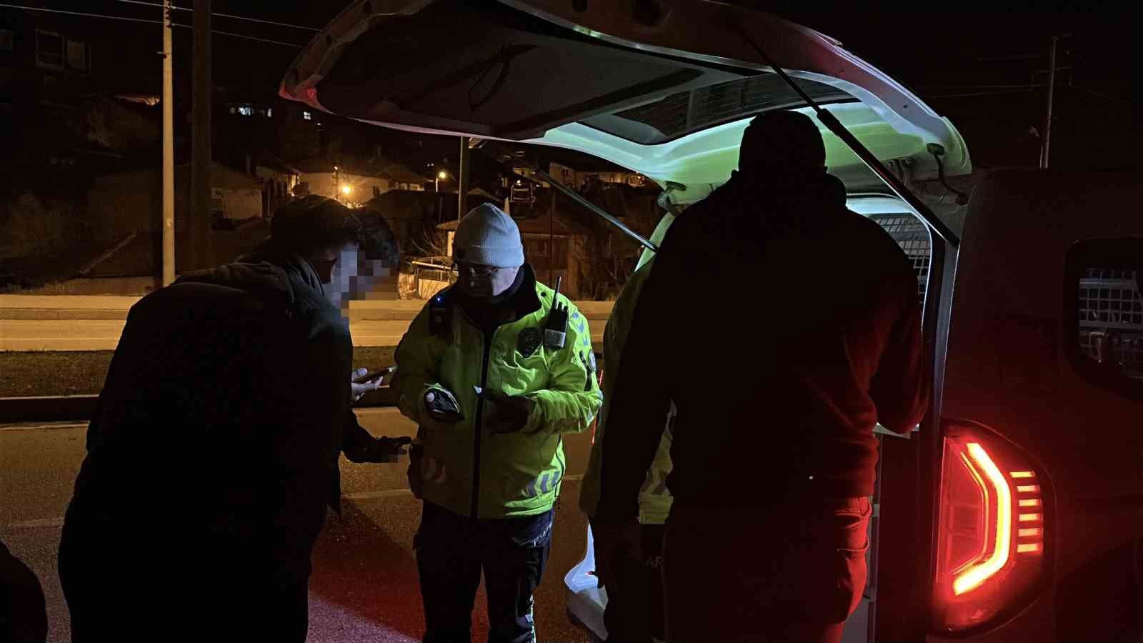 Kazayla ilgilenen polis ekiplerini gördü, sürücü değiştirse de cezadan kaçamadı
