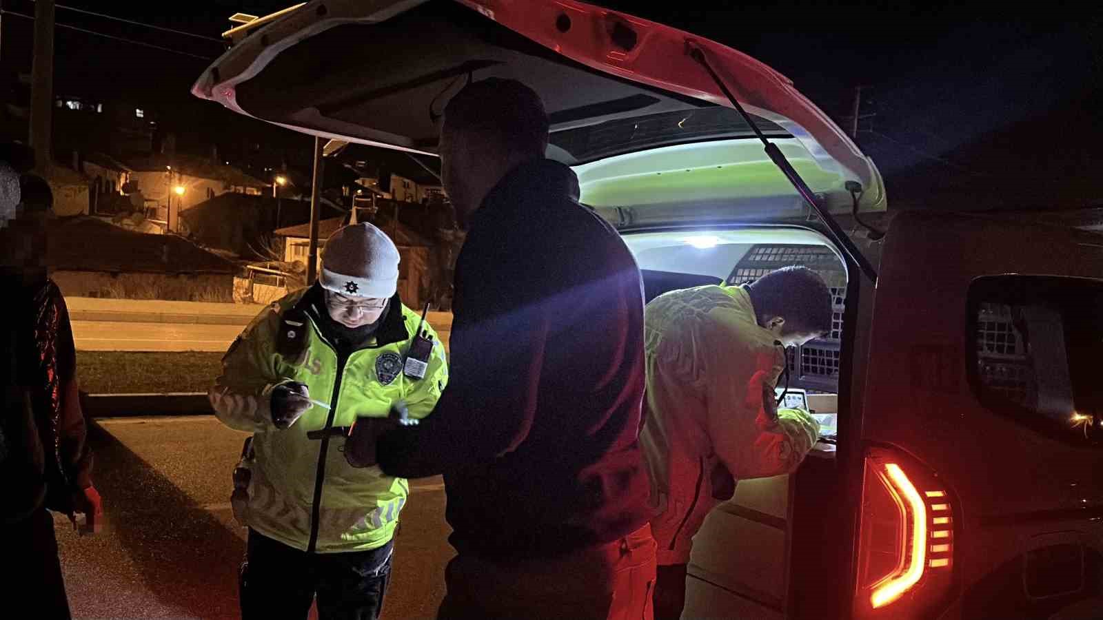 Kazayla ilgilenen polis ekiplerini gördü, sürücü değiştirse de cezadan kaçamadı
