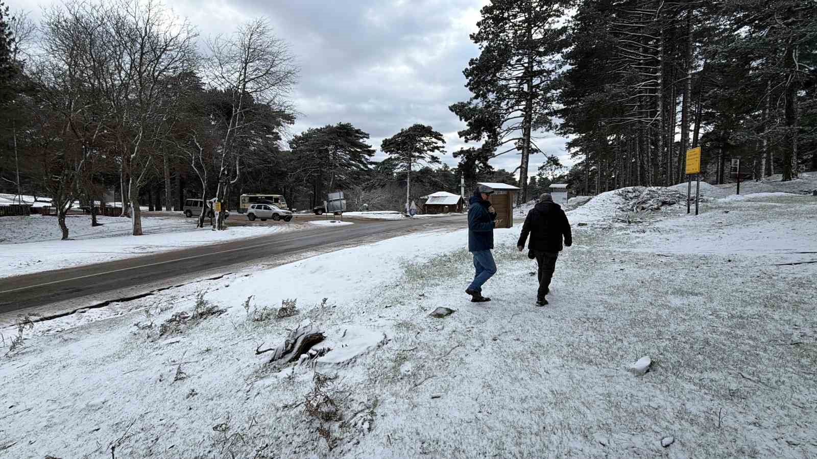 Kazdağları’na beklenen kar geldi: Yüksek kesimler beyaza büründü
