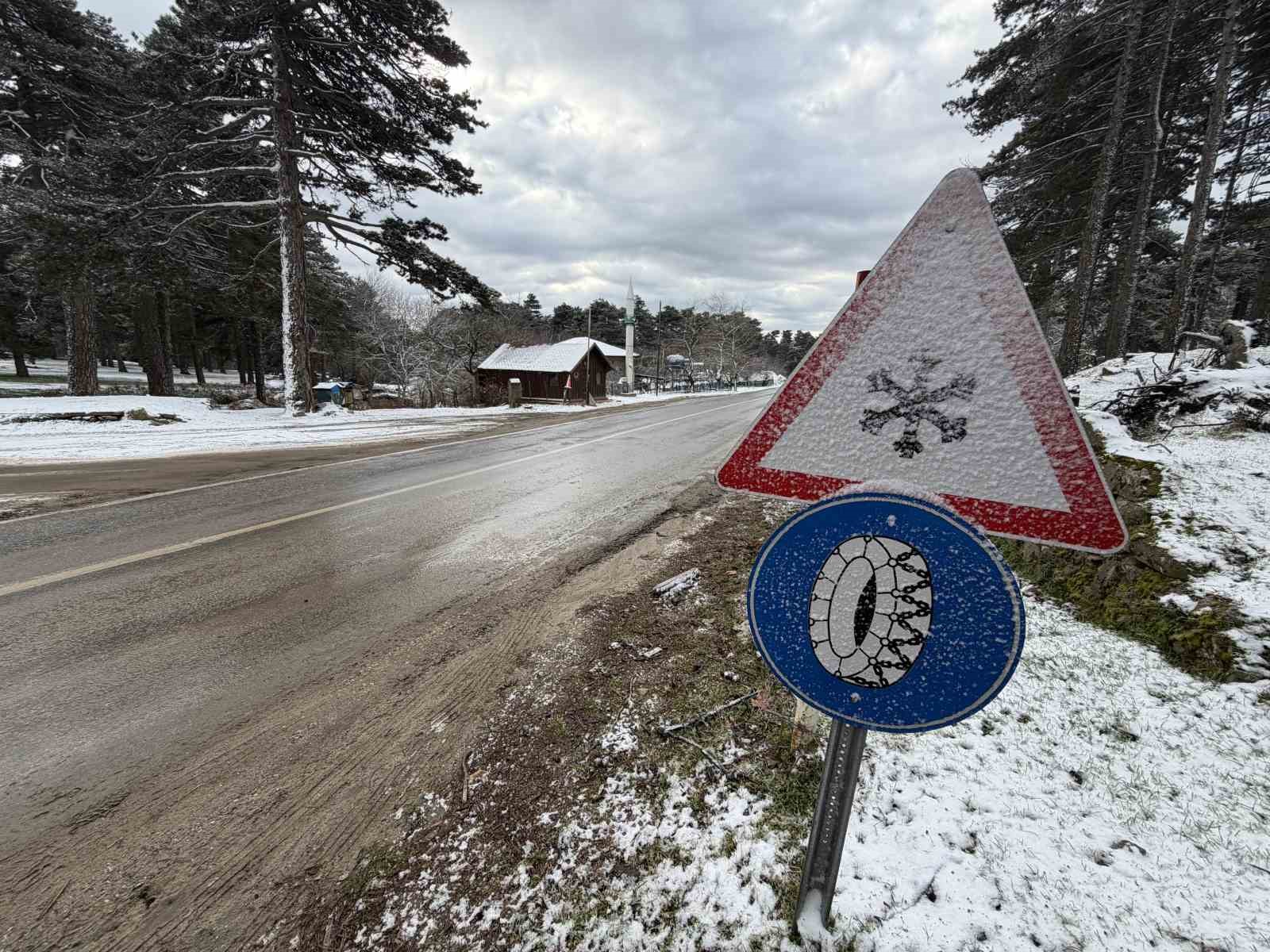 Kazdağları’na beklenen kar geldi: Yüksek kesimler beyaza büründü
