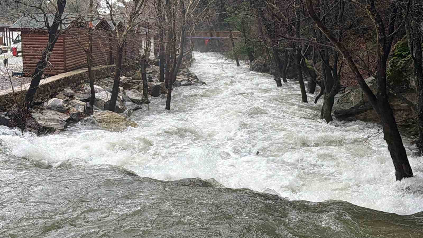 Kazdağların’da ani kar erimesi ve sağanak yağış nedeniyle dereler yataklarına sığmıyor

