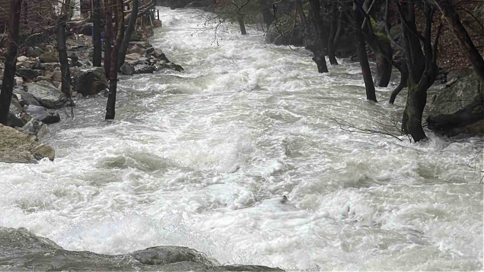 Kazdağların’da ani kar erimesi ve sağanak yağış nedeniyle dereler yataklarına sığmıyor
