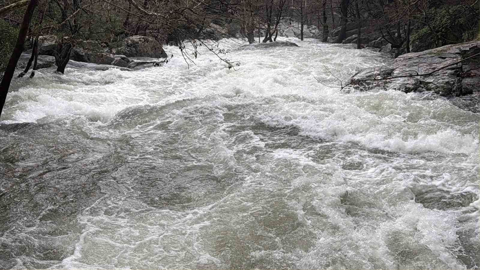 Kazdağların’da ani kar erimesi ve sağanak yağış nedeniyle dereler yataklarına sığmıyor
