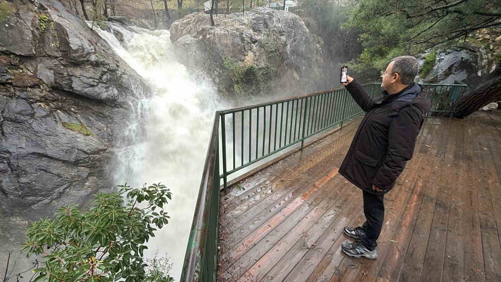 Kazdağları’nın Sütüven Şelalesi yağışlarla birlikte Niagara’yı aratmadı
