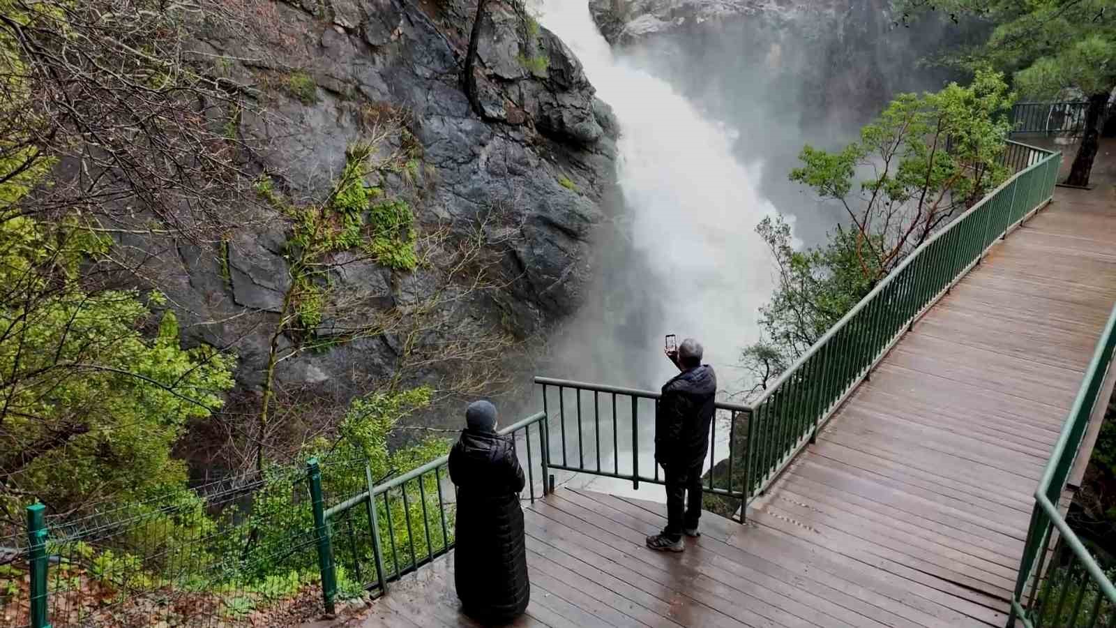Kazdağları’nın Sütüven Şelalesi yağışlarla birlikte Niagara’yı aratmadı
