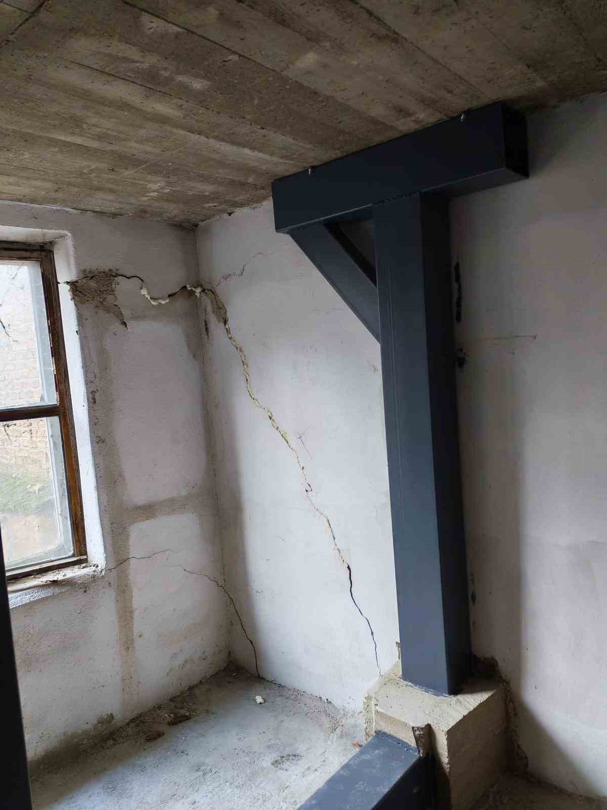 Kazı değil izinsiz güçlendirme yapılmış
