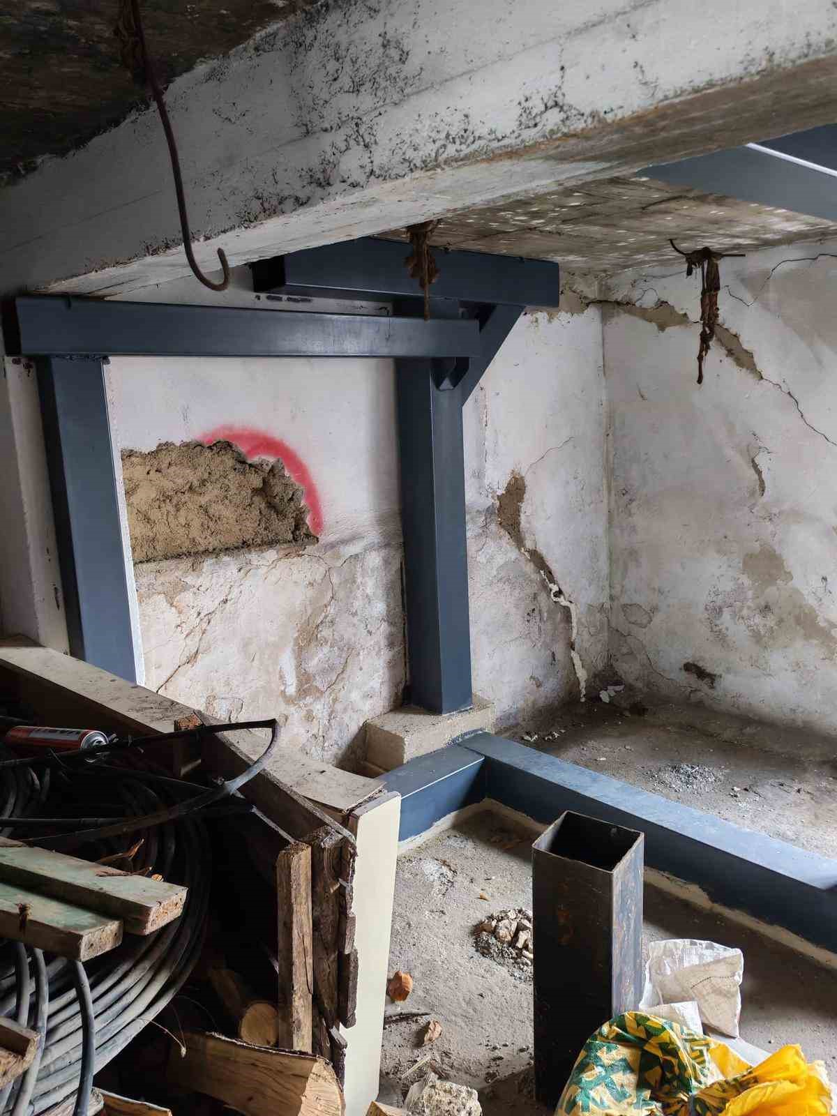 Kazı değil izinsiz güçlendirme yapılmış
