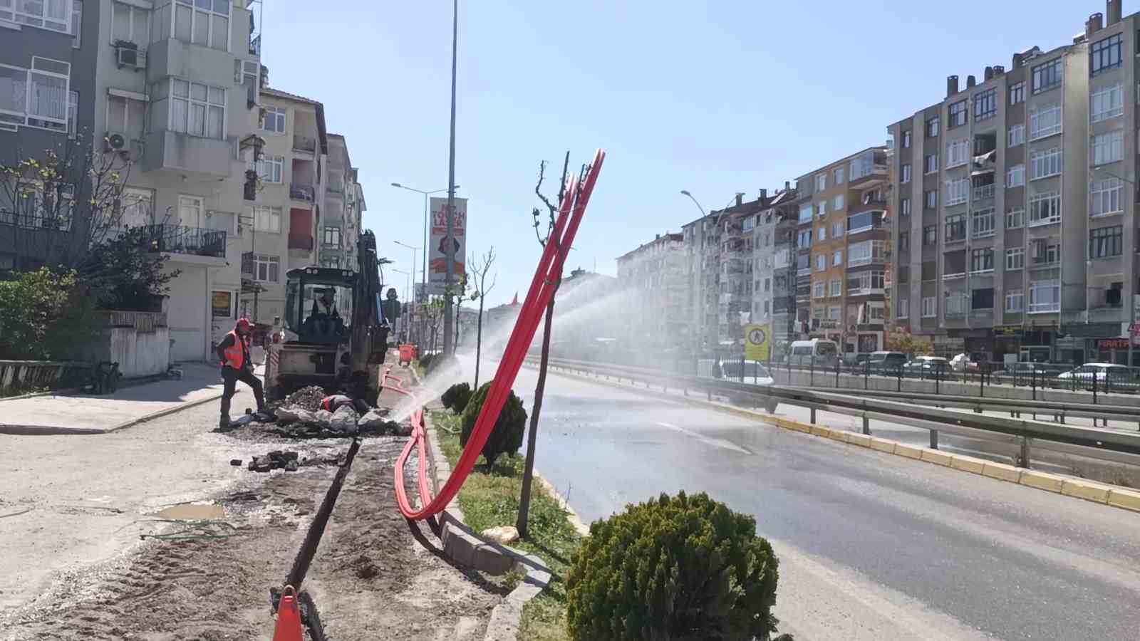 Kazı yaparken su borusu patladı, tazyikli su caddeyi esir aldı
