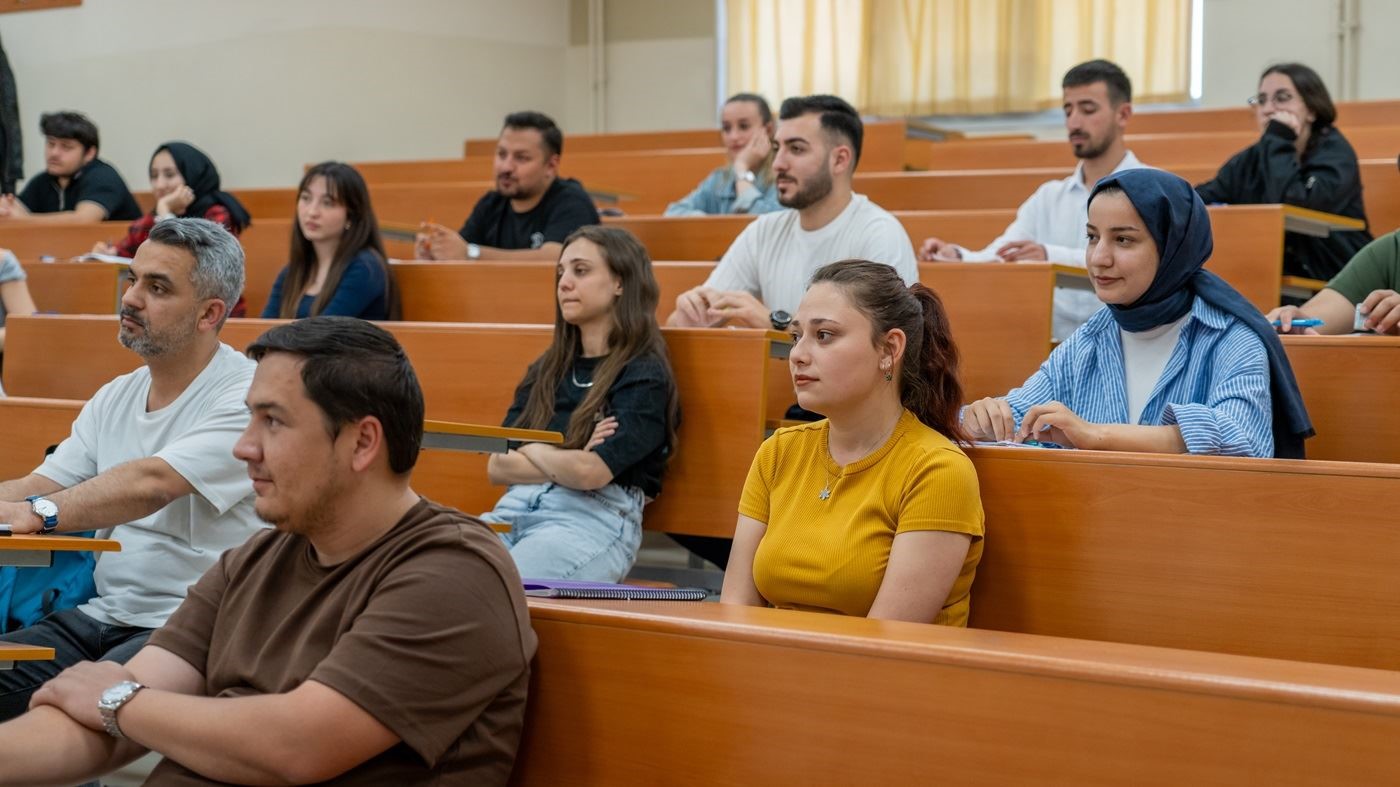 KBÜ’de ’Yapay Zekâ ve Veri Bilimi’ lisansüstü programı açıldı
KBÜ’de ’Yapay Zekâ ve Veri Bilimi’ lisansüstü programı açıldı