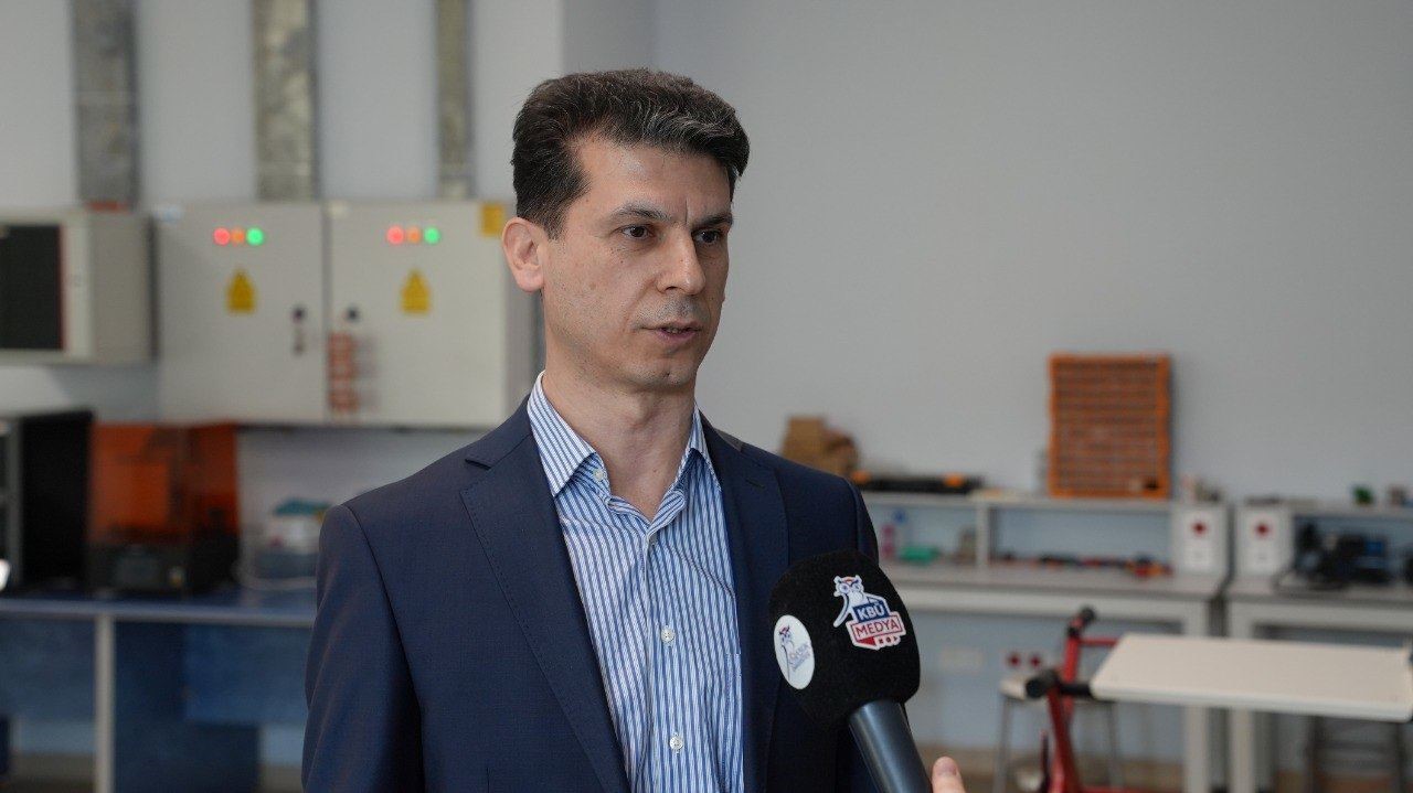 KBÜ’den raylara akıllı dokunuş: Güvenliği artıran iki yerli sistem
KBÜ’den raylara akıllı dokunuş: Güvenliği artıran iki yerli sistem