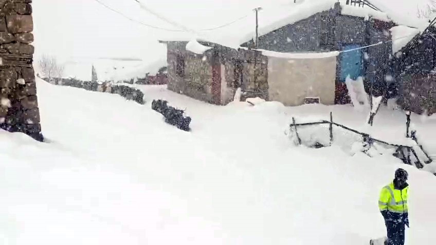 Keçilerin inadı yarım metreyi bulan kara yenilmedi
