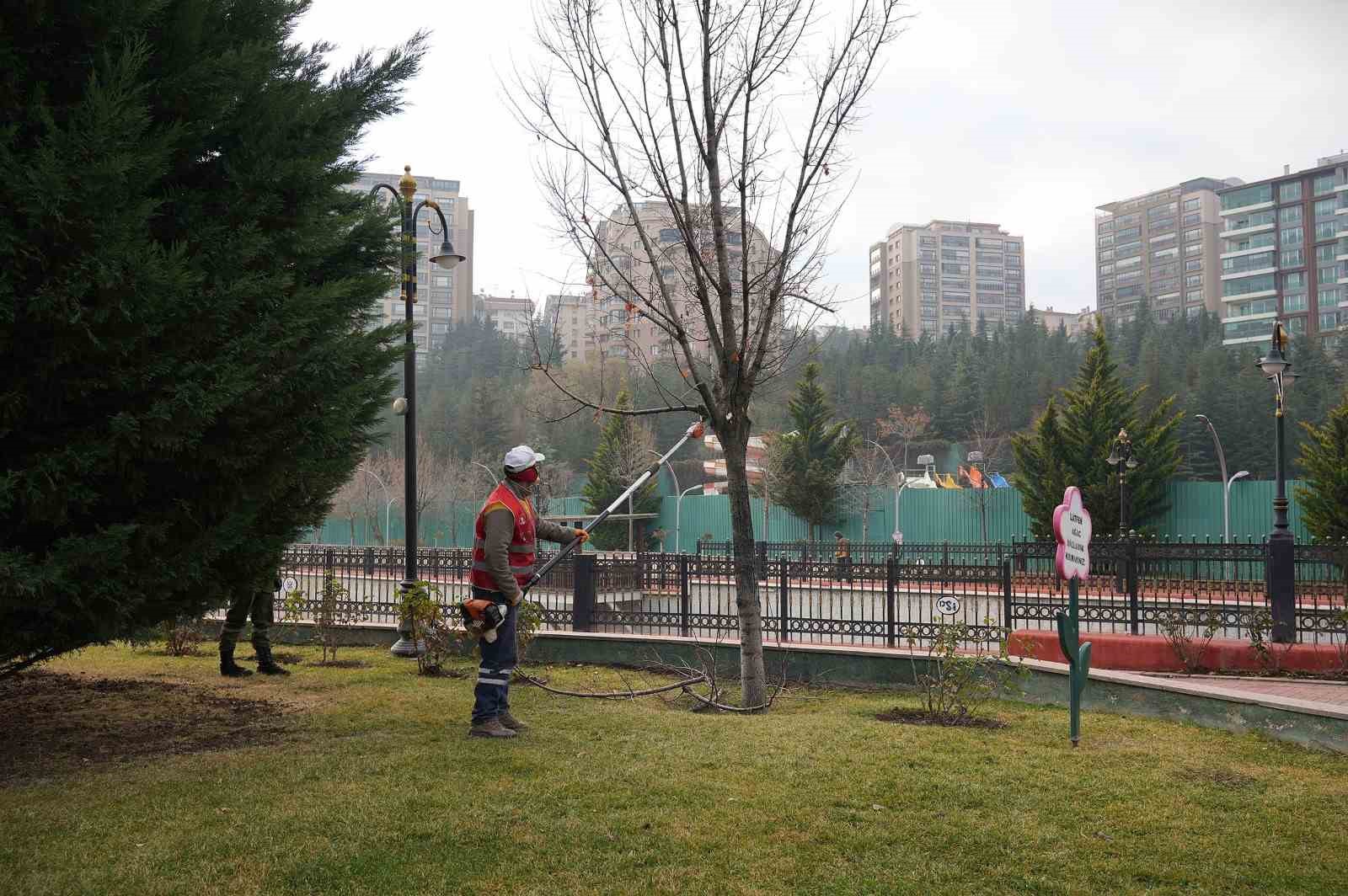 Keçiören Belediyesi, park ve yeşil alanlardaki bakım çalışmalarına devam ediyor
