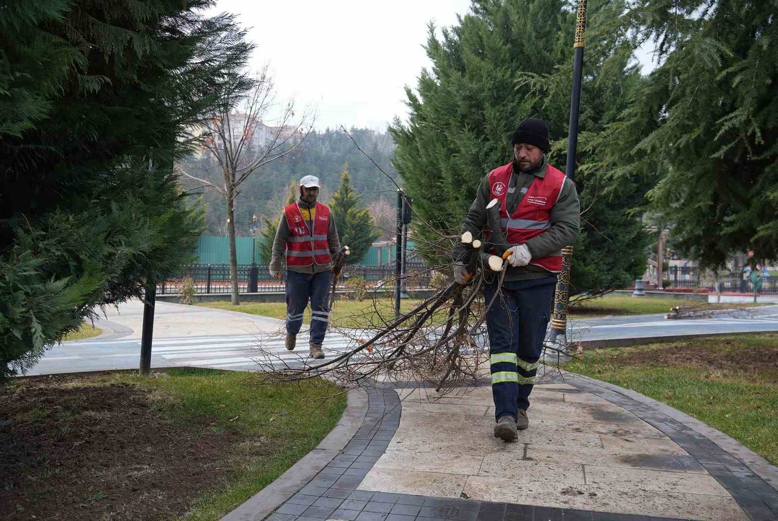 Keçiören Belediyesi, park ve yeşil alanlardaki bakım çalışmalarına devam ediyor
