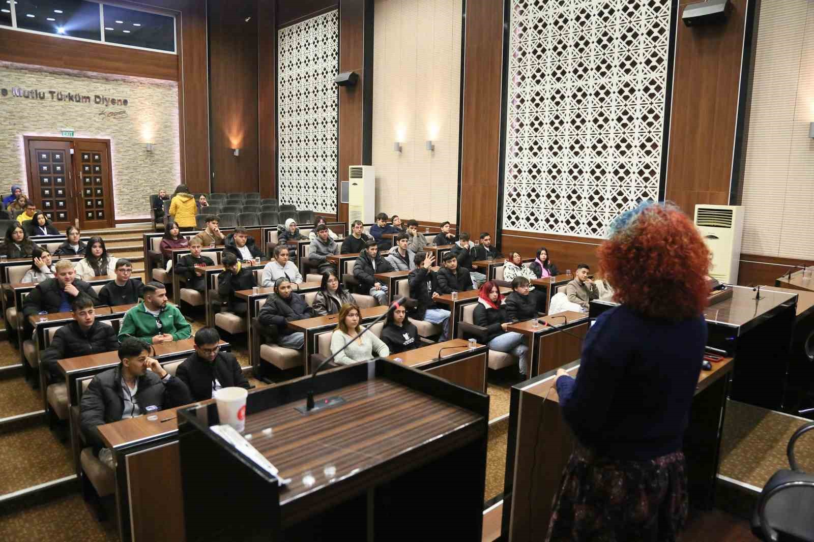 Keçiören Belediyesi stajyerleri yaşama hazırlıyor
