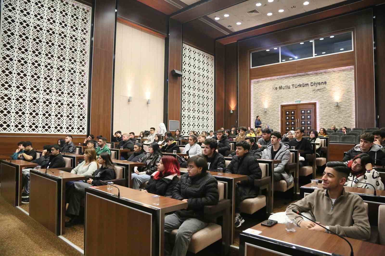 Keçiören Belediyesi stajyerleri yaşama hazırlıyor
