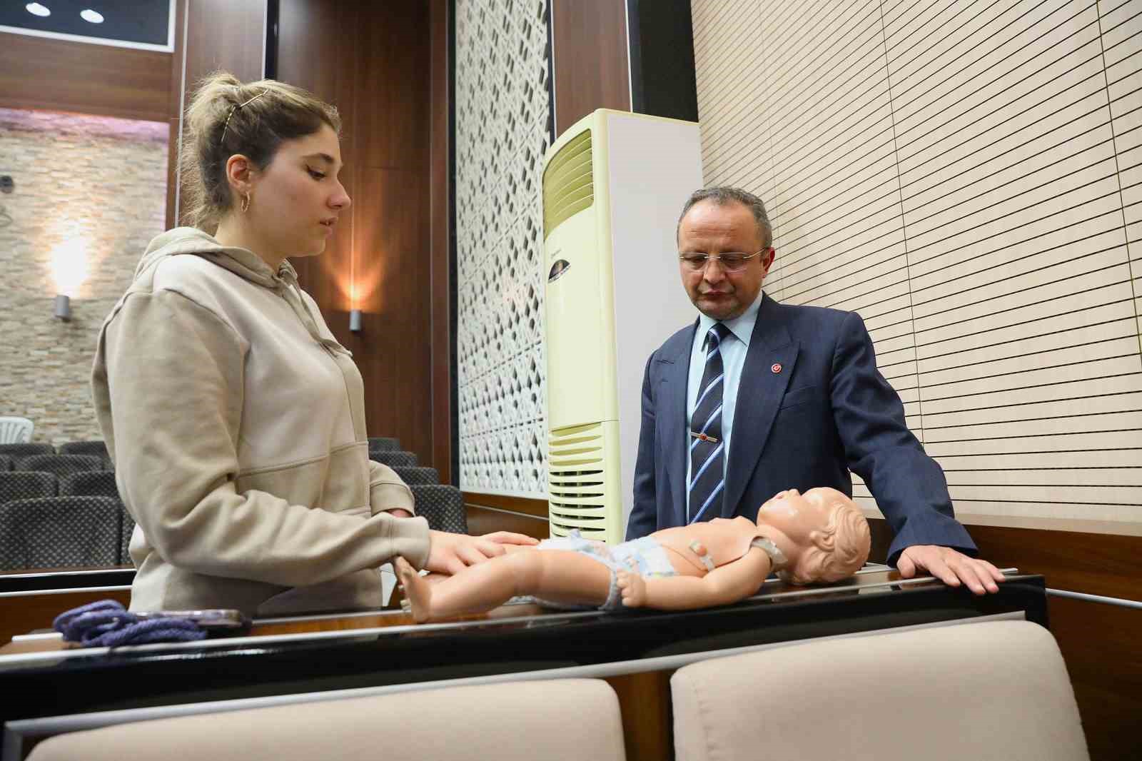 Keçiören Belediyesi’nden personele ilk yardım eğitimi
Keçiören Belediyesi’nden personele ilk yardım eğitimi