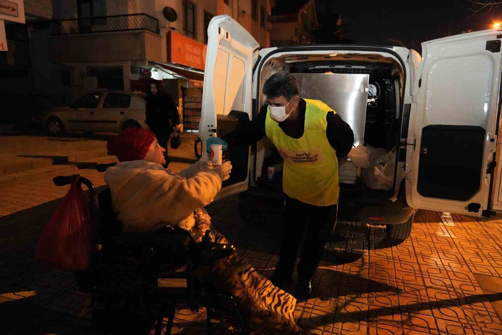 Keçiören Belediyesi’nden soğuk havalarda sıcak çorba ikramı
