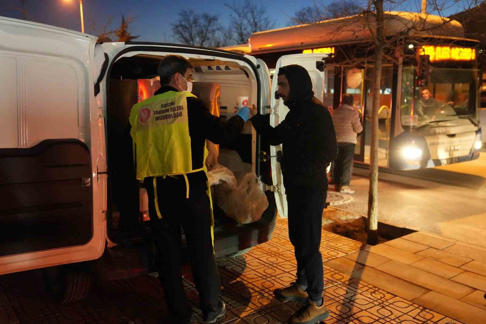 Keçiören Belediyesi’nden soğuk havalarda sıcak çorba ikramı
