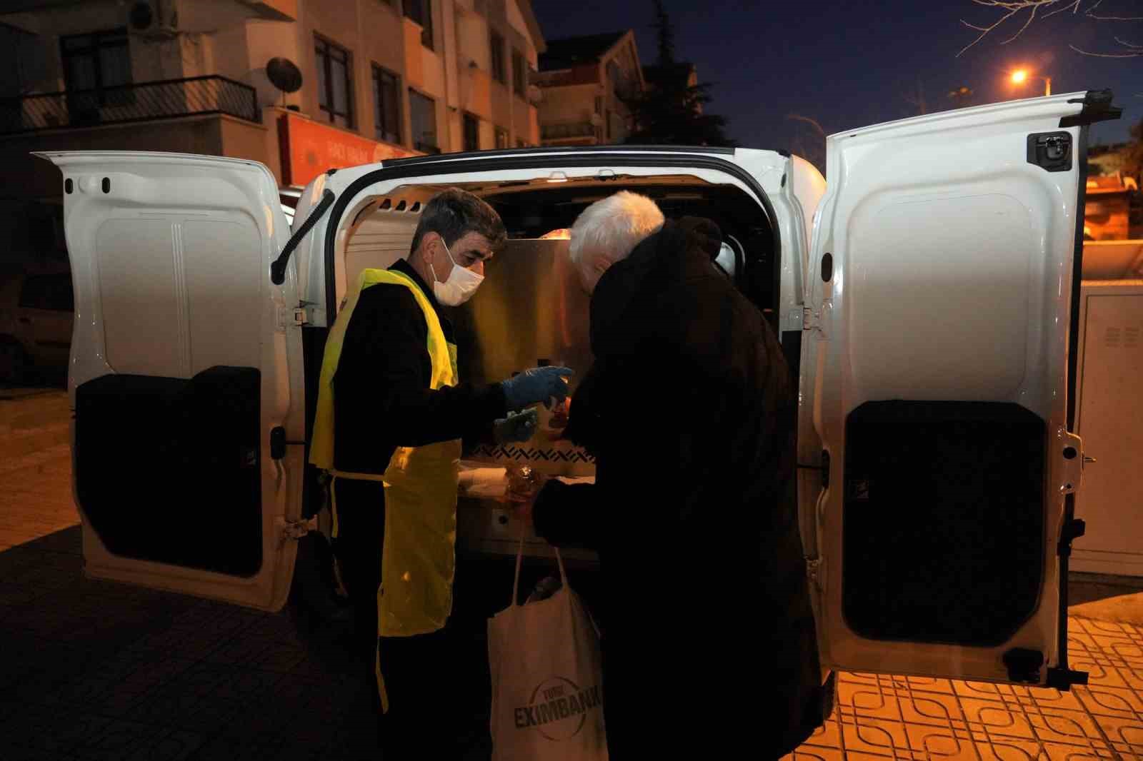 Keçiören Belediyesi’nden soğuk havalarda sıcak çorba ikramı
