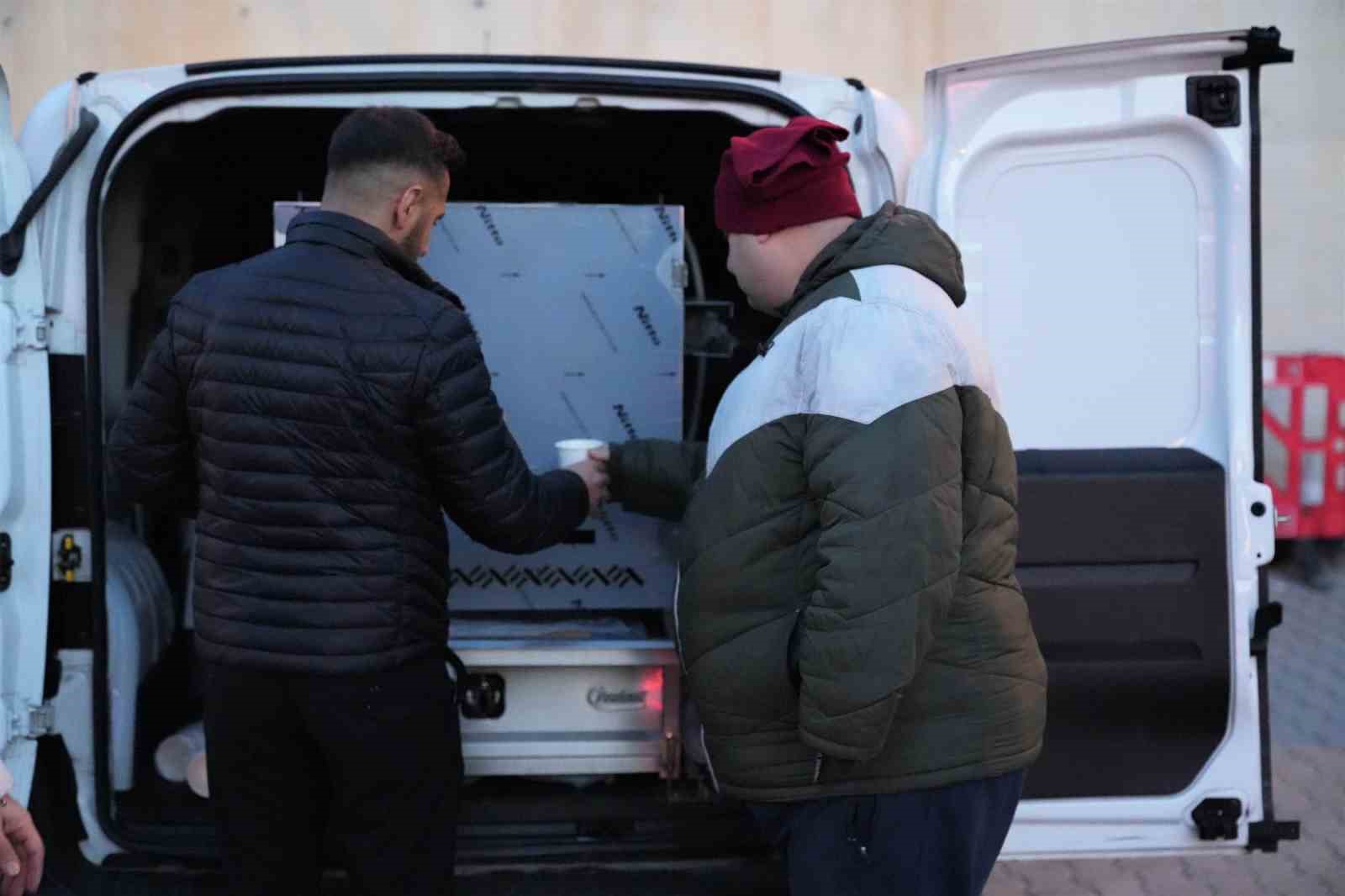 Keçiören Belediyesi’nden soğuk havalarda sıcak çorba ikramı
