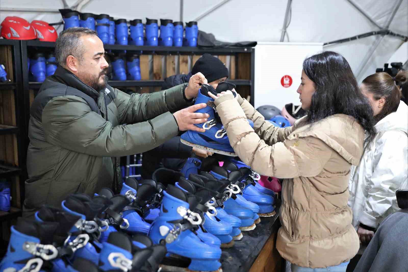 Keçiören Belediyesi’nden ücretsiz buz pateni hizmeti
