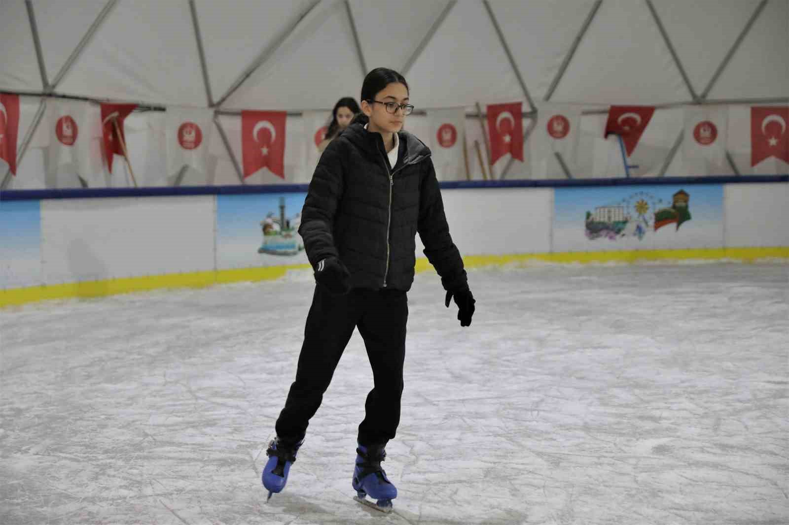 Keçiören Belediyesi’nden ücretsiz buz pateni hizmeti
