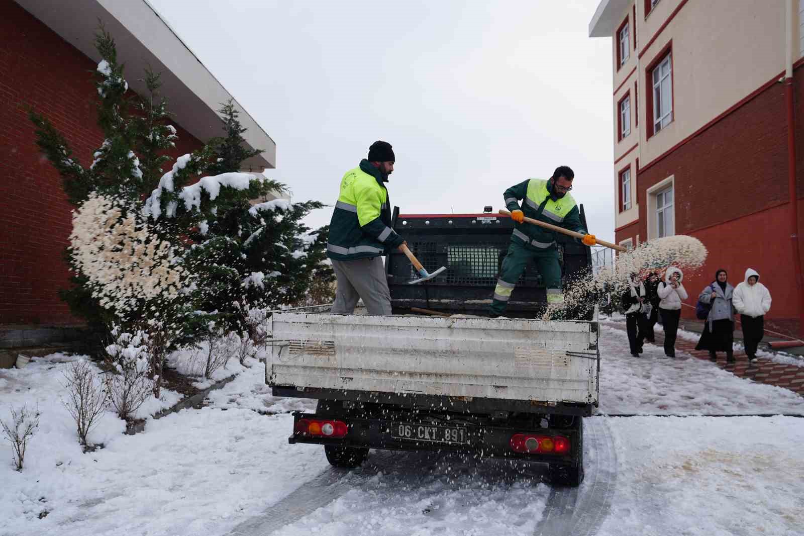 Keçiören’de yaya güvenliği için kar küreme ve tuzlama seferberliği
