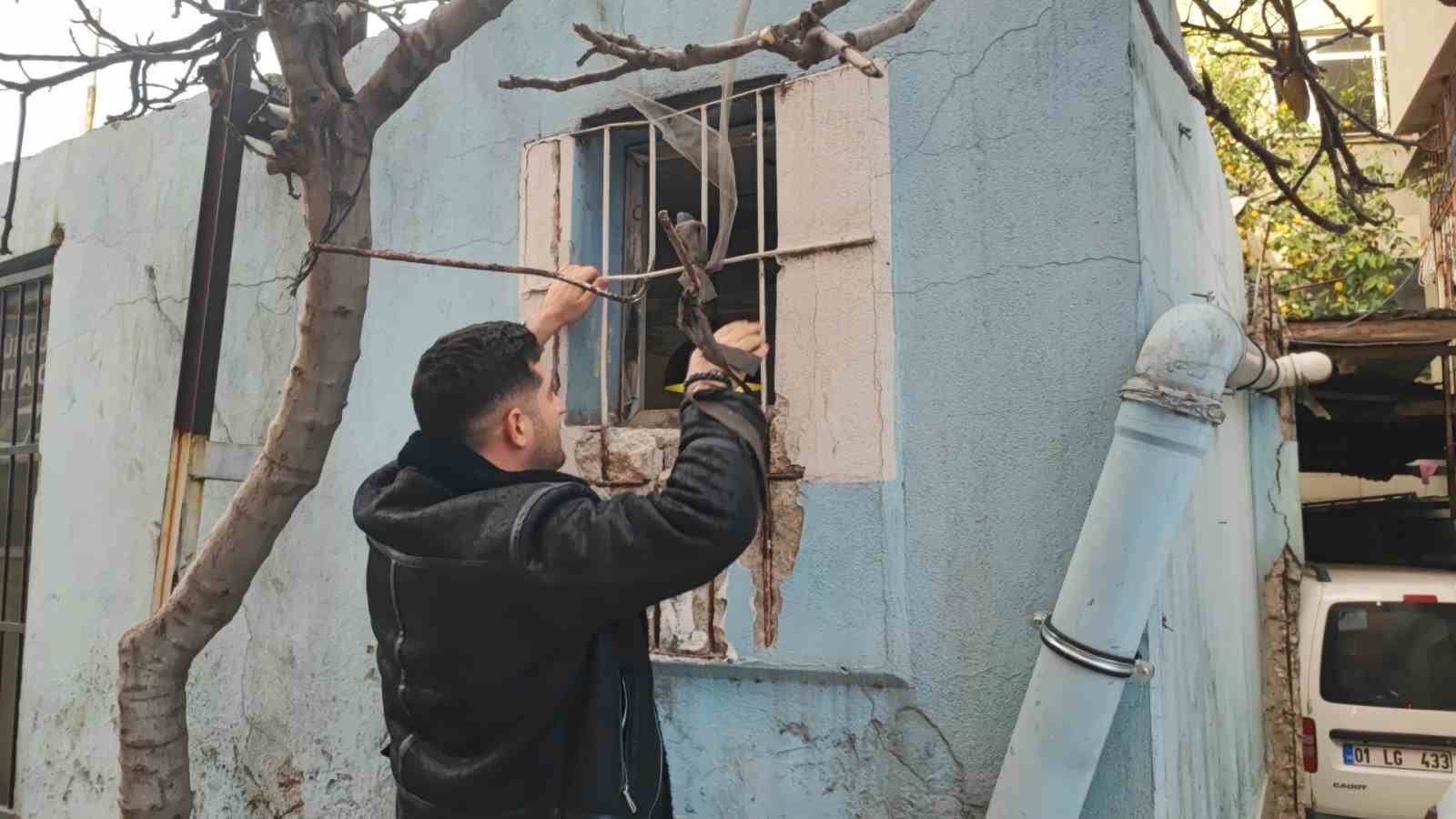 "Kedi bile zor girer" denilen pencereden girdi, sadece iPhone’ları çaldı
