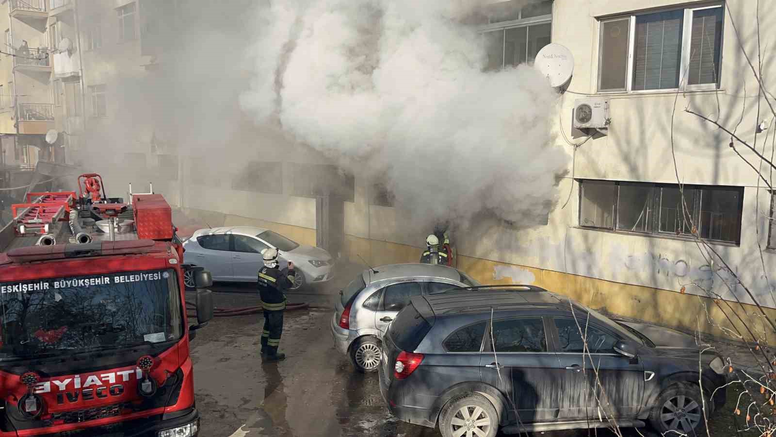 Kediler ısınsın diye kullanılan elektrikli ısıtıcı yangına sebep oldu
