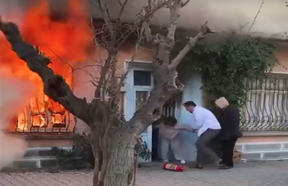 Kedisini kurtarmak için alevlerin içine daldı; komşuları güçlükle dışarı çıkardı
Kedisini kurtarmak için alevlerin içine daldı; komşuları güçlükle dışarı çıkardı