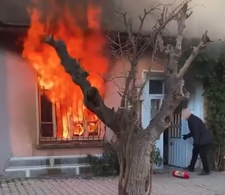 Kedisini kurtarmak için alevlerin içine daldı; komşuları güçlükle dışarı çıkardı
Kedisini kurtarmak için alevlerin içine daldı; komşuları güçlükle dışarı çıkardı