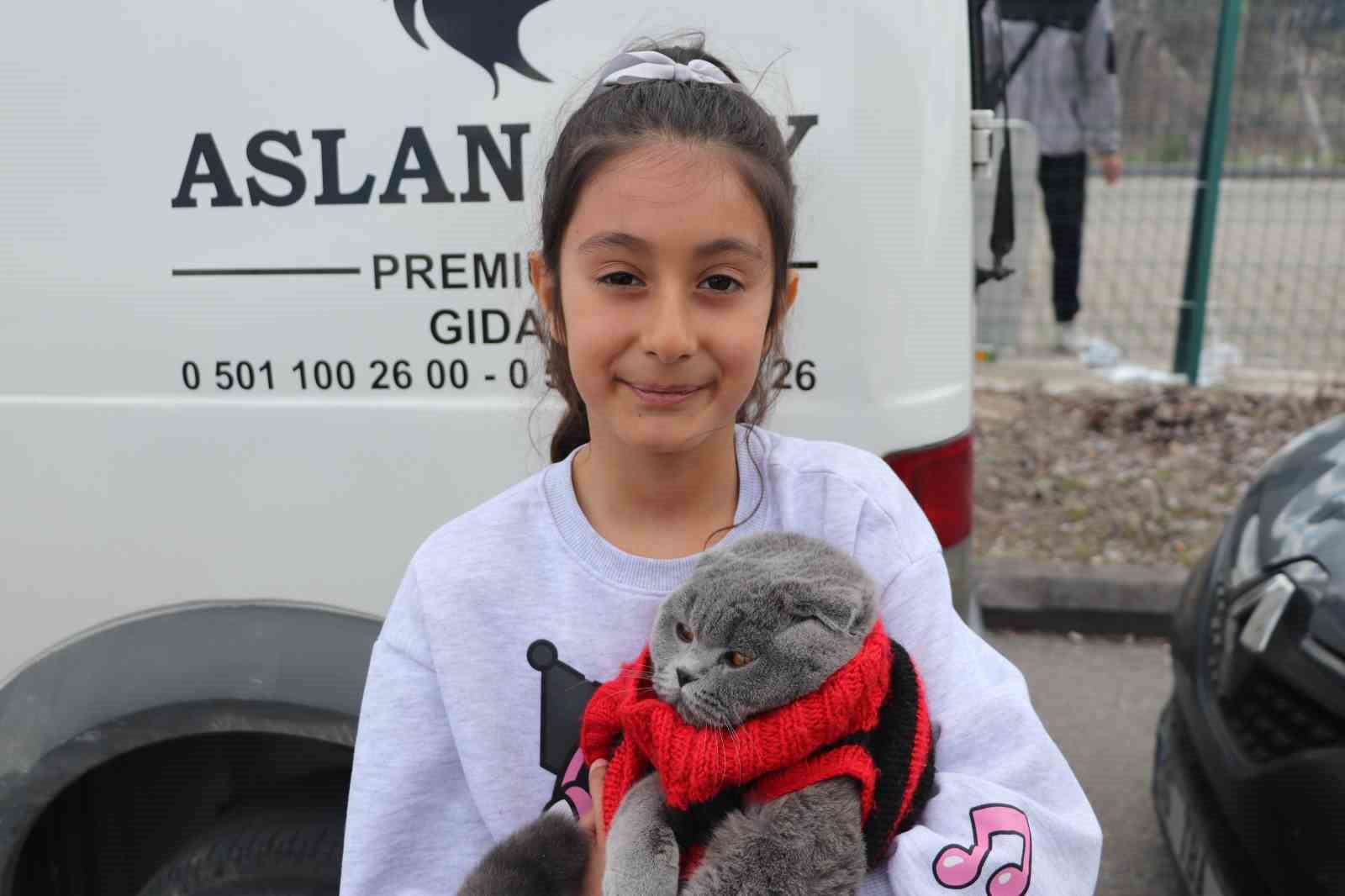 Kedisiyle stadyuma gelen minik taraftar bu sefer de Bursaspor’un yanında
