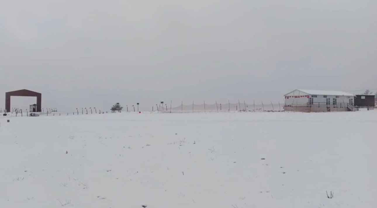 Keltepe Kayak Merkezi nisan ayında beyaz örtüyle kaplandı

