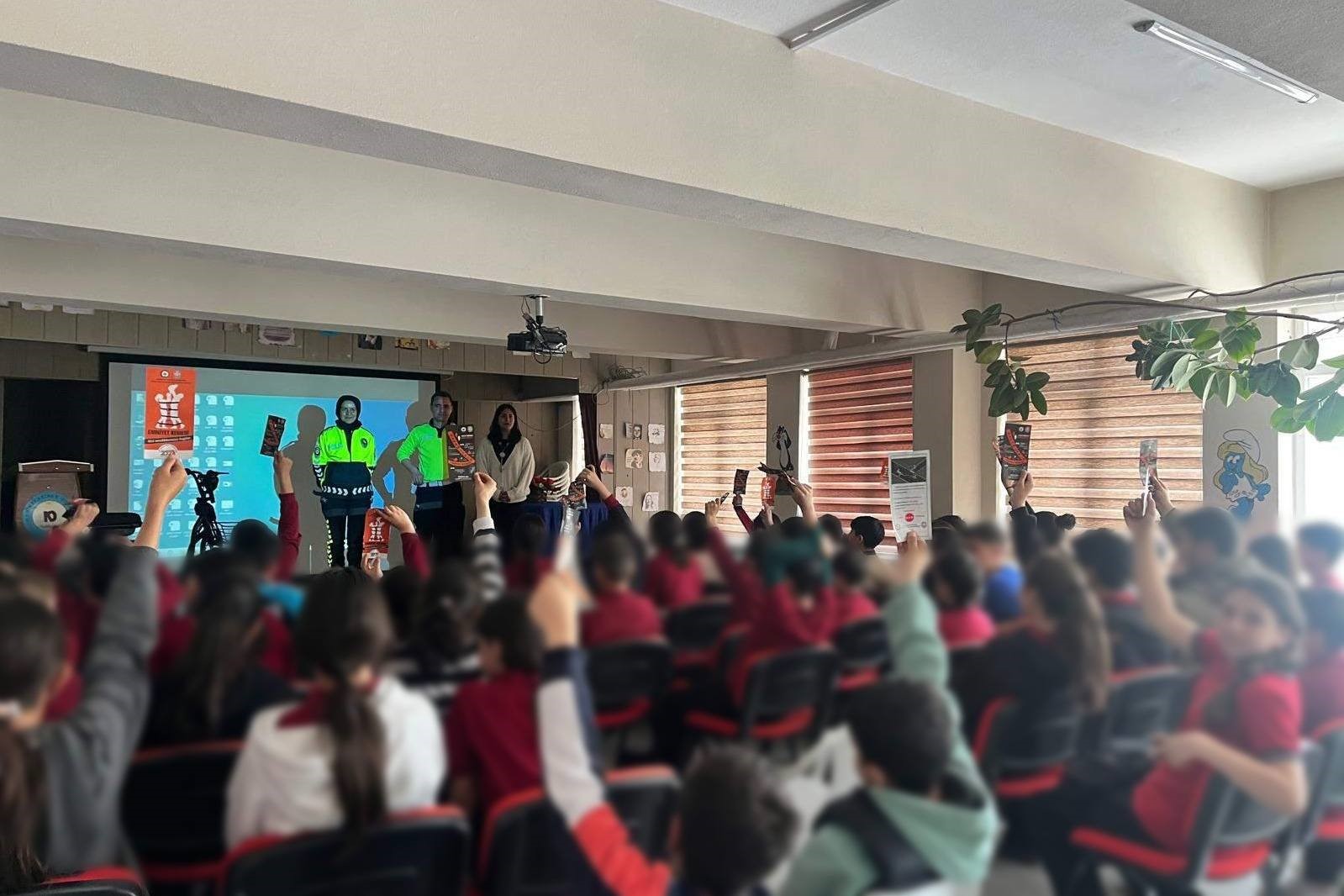 Kemah’ta öğrenci ve öğretmenlere trafik eğitimi verildi
