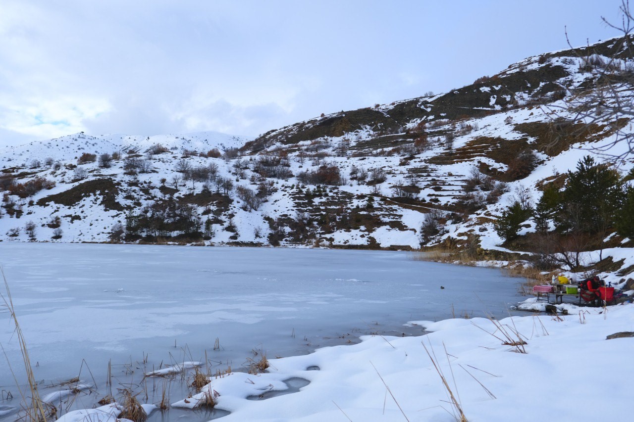 Kemah’taki Ardos Gölü dondu: Bin 660 rakımlı buz gölü drone ile görüntülendi
