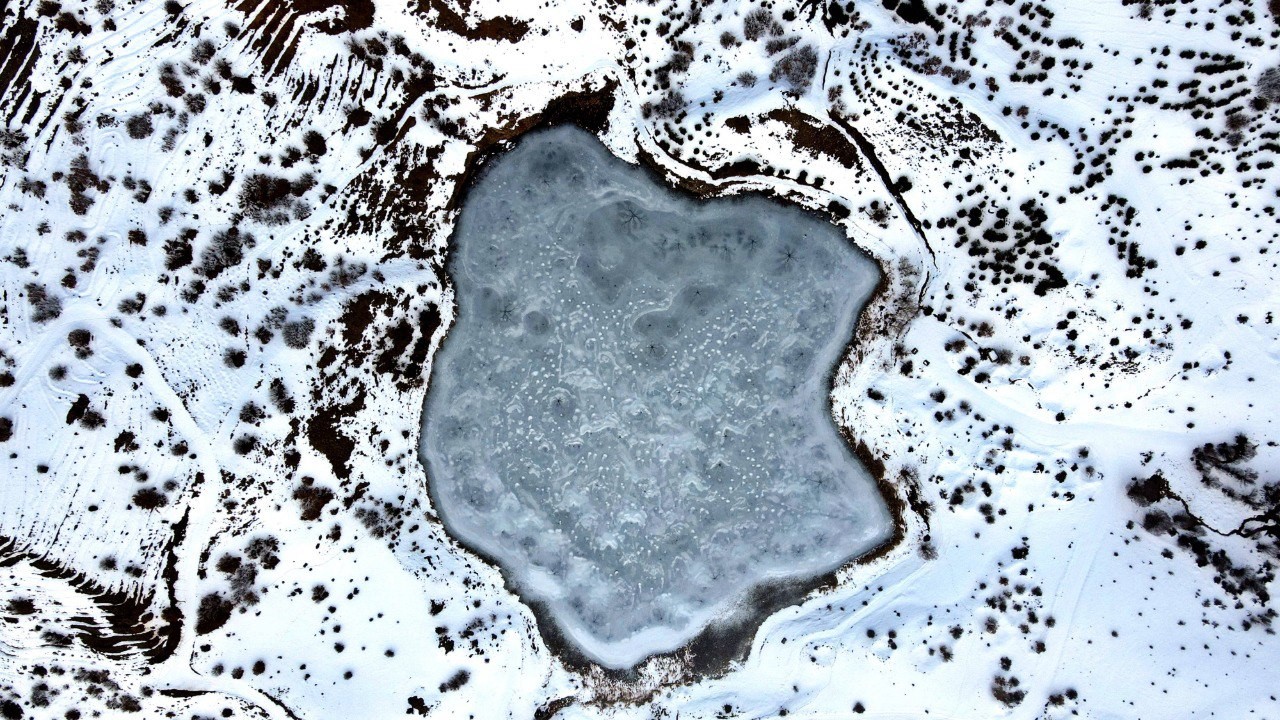 Kemah’taki Ardos Gölü dondu: Bin 660 rakımlı buz gölü drone ile görüntülendi
