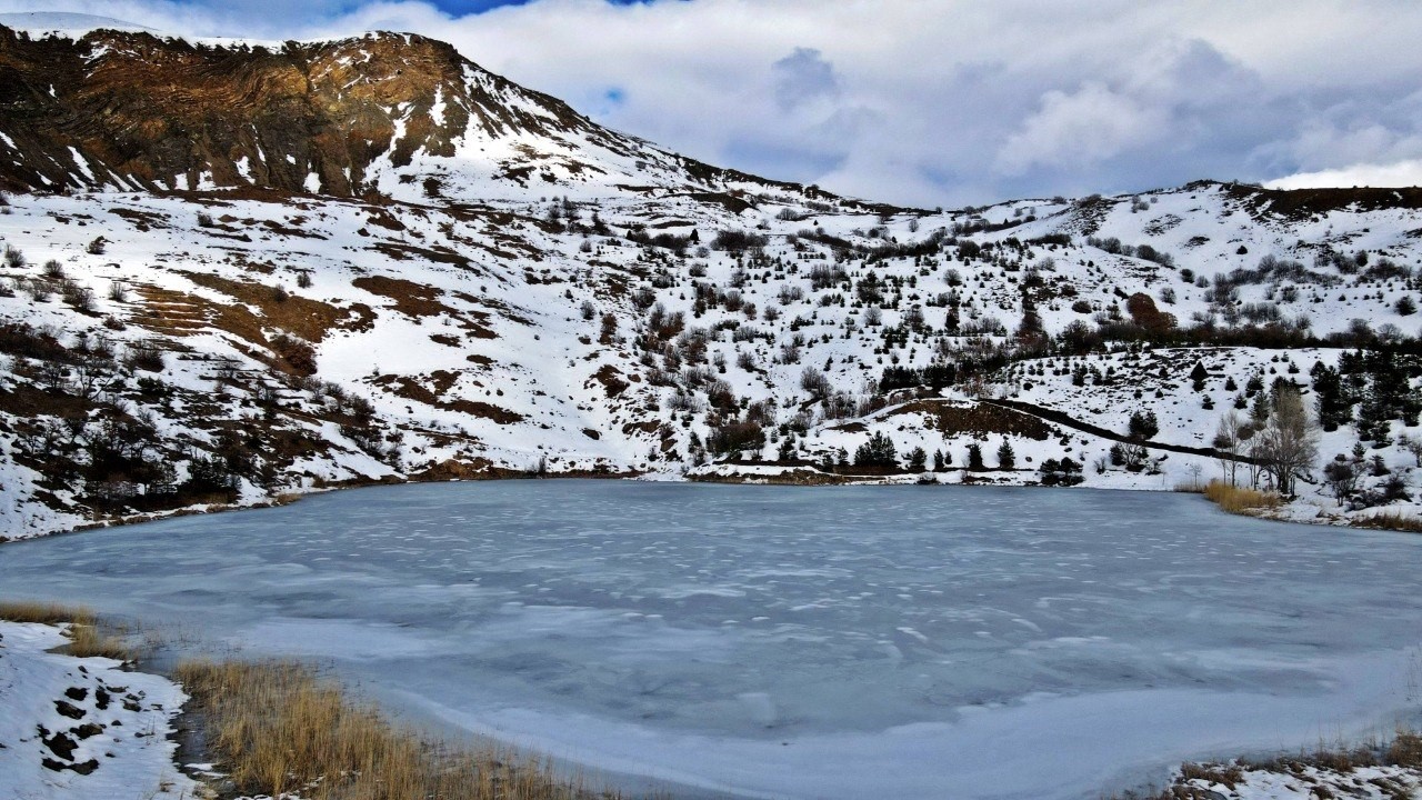 Kemah’taki Ardos Gölü dondu: Bin 660 rakımlı buz gölü drone ile görüntülendi
