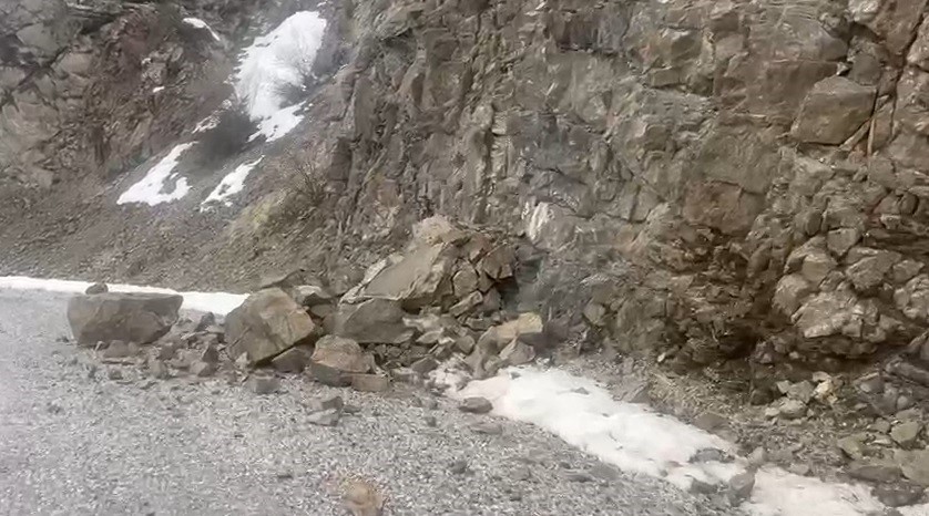 Kemah’taki deprem sonrası Hakbilir köyü yoluna kayalar düştü
