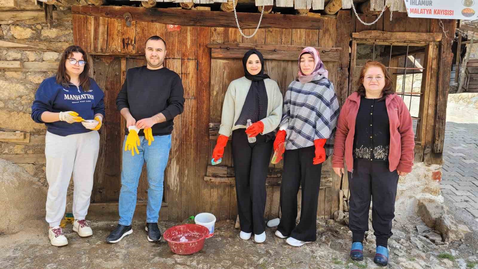 Kemaliye’de ahşap mimarinin korunması için akademik çalışma başlatıldı
