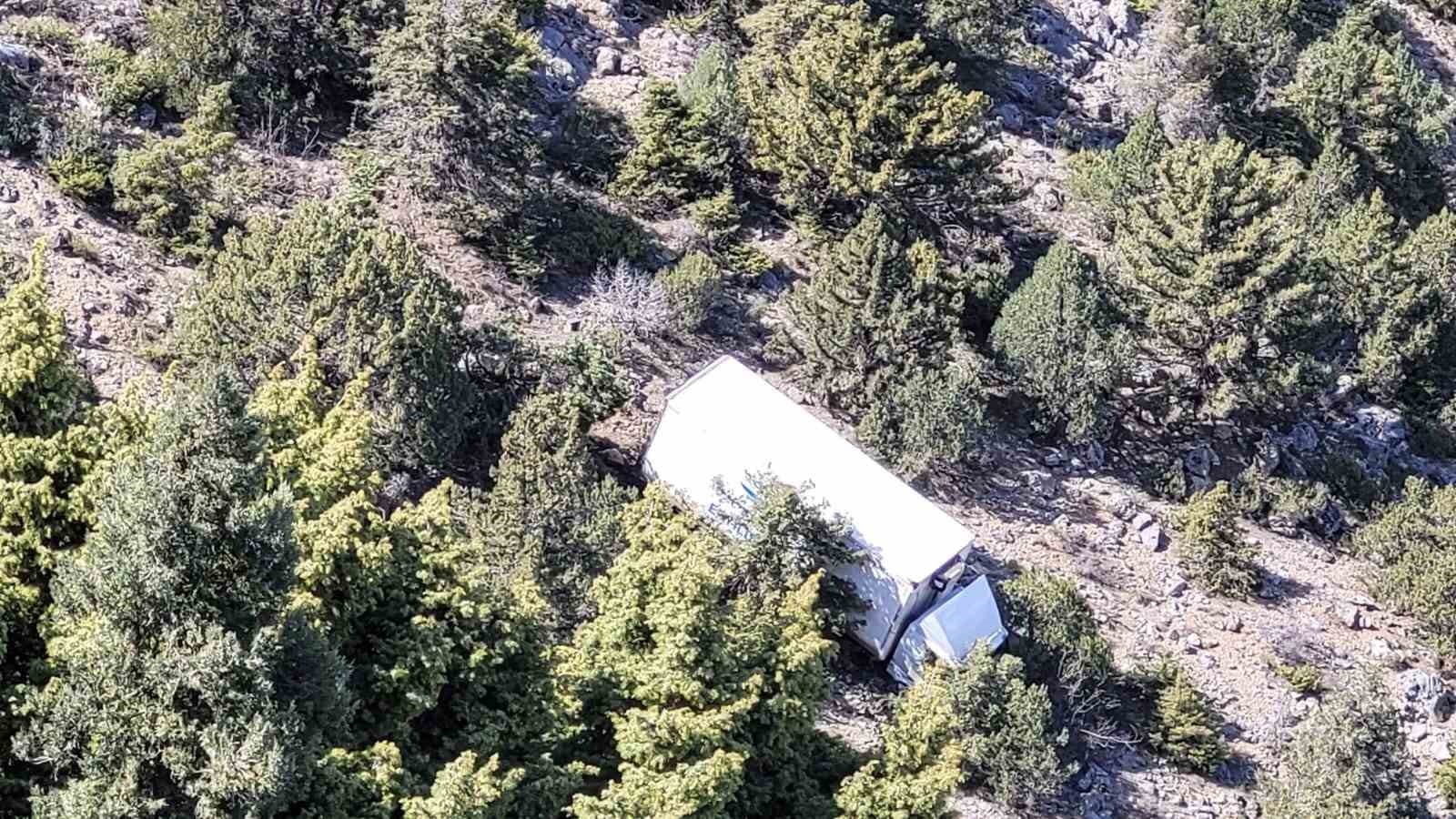 Kemaliye’de freni patlayan kamyon uçuruma yuvarlandı
